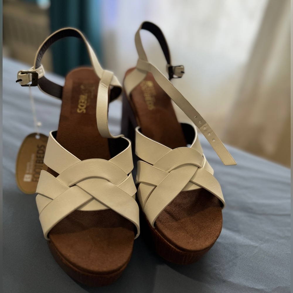 #41 White Mountain footbeds platform heels